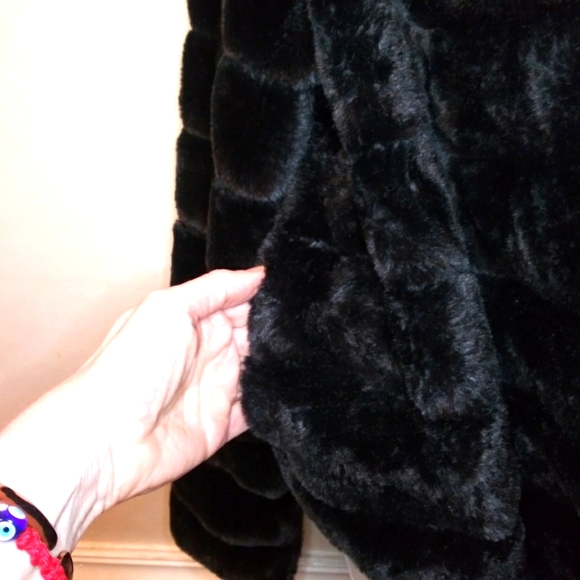 Fashion On Earth Black Chinchilla Style Faux Fur Jacket - Picture 3 of 9